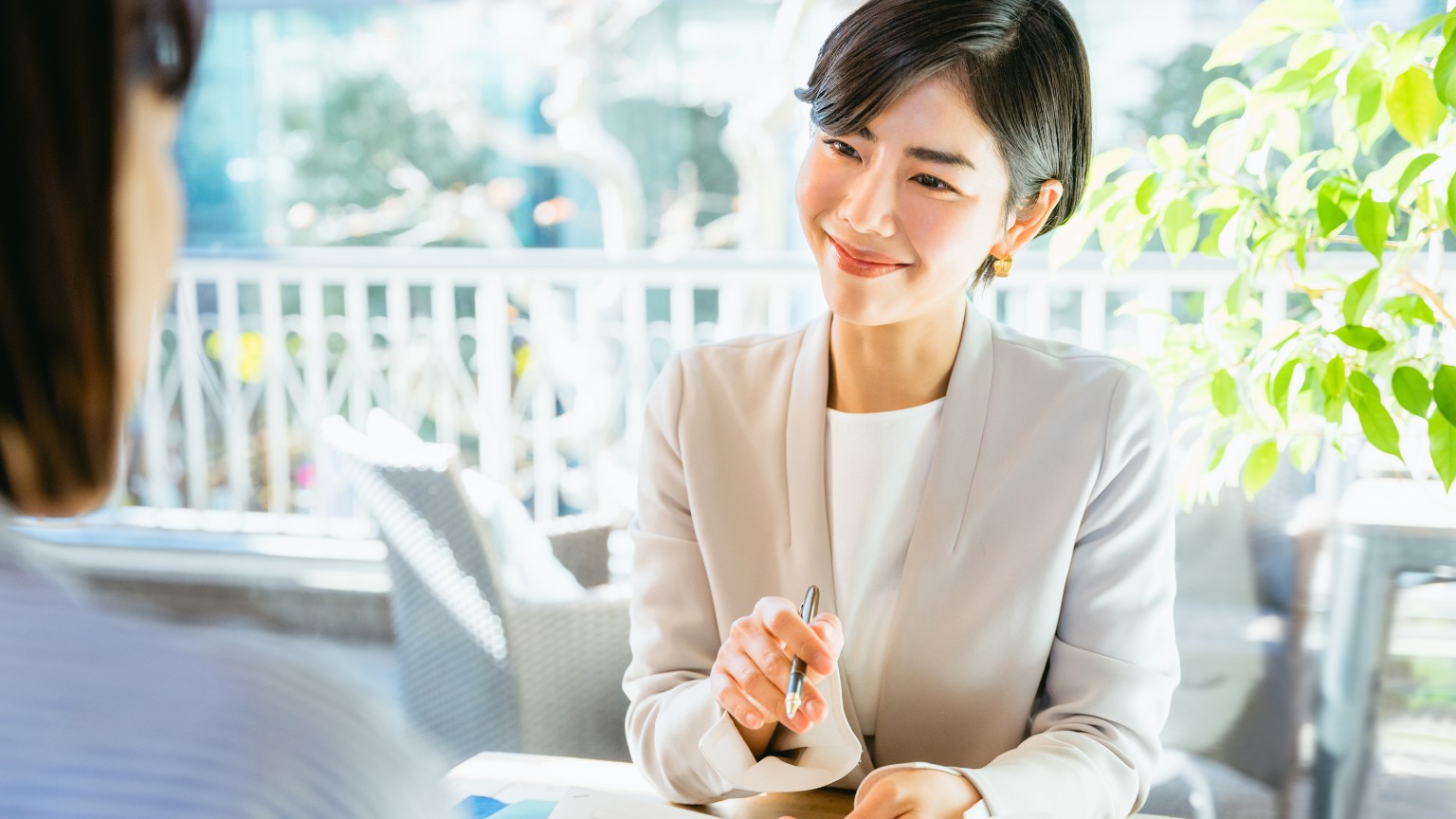 女性が提案している様子